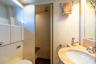 2004 MANGUSTA 72 - photo 31