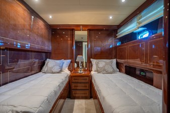 2004 MANGUSTA 72 - photo 32