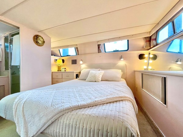 Photo of TOLLYCRAFT ISLE OF VIEW 44'