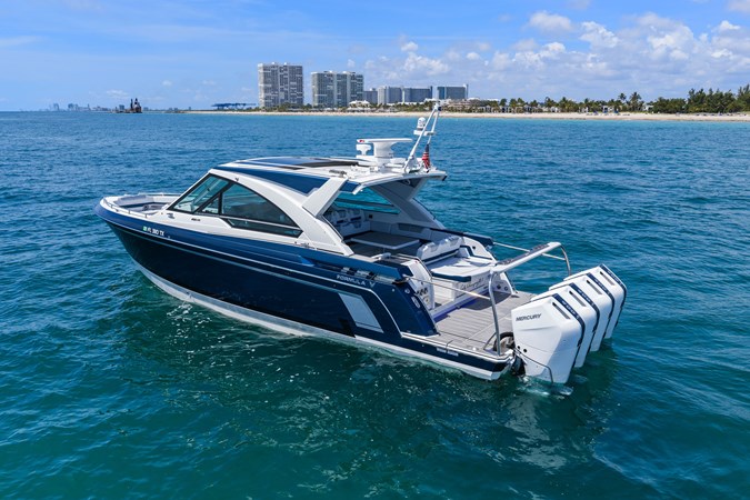 Photo of FORMULA Lady Champagne II 43'