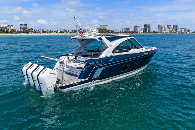 Photo of FORMULA Lady Champagne II 43'