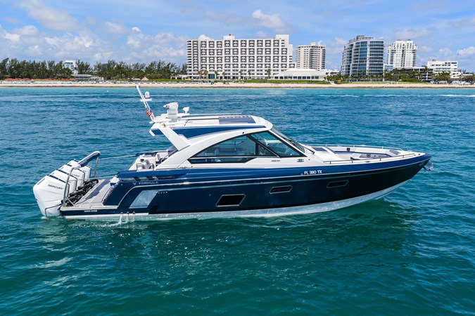 Photo of FORMULA Lady Champagne II 43'