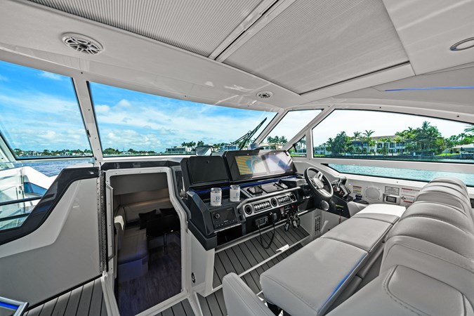 Photo of FORMULA Lady Champagne II 43'