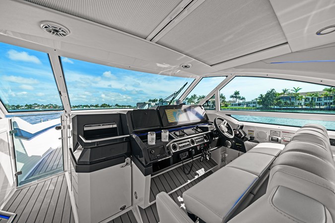 Photo of FORMULA Lady Champagne II 43'