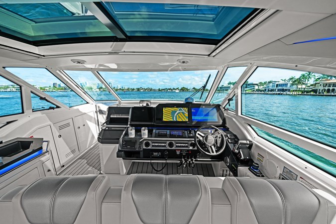 Photo of FORMULA Lady Champagne II 43'