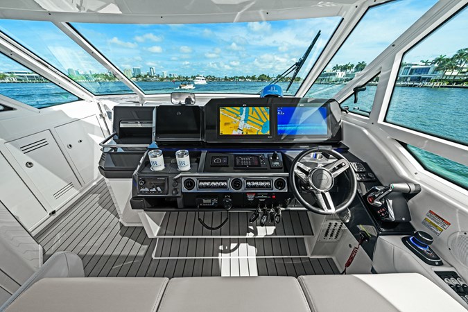 Photo of FORMULA Lady Champagne II 43'
