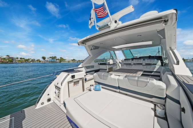 Photo of FORMULA Lady Champagne II 43'