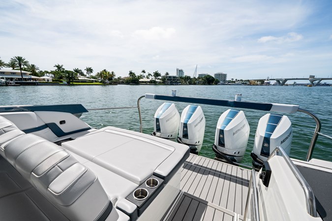 Photo of FORMULA Lady Champagne II 43'
