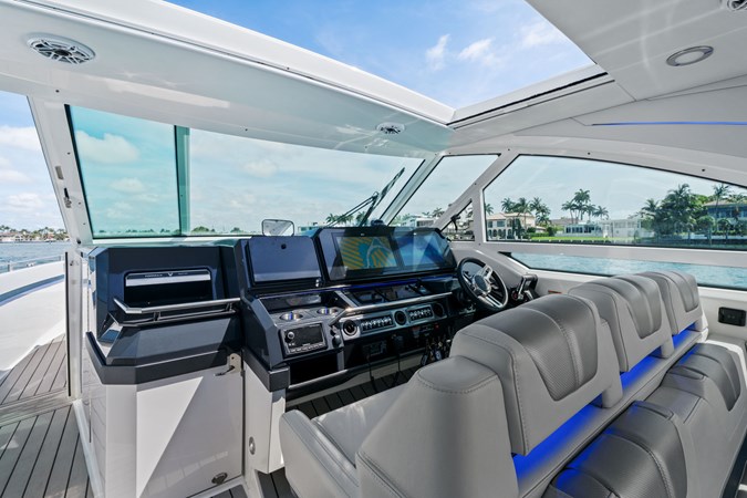 Photo of FORMULA Lady Champagne II 43'