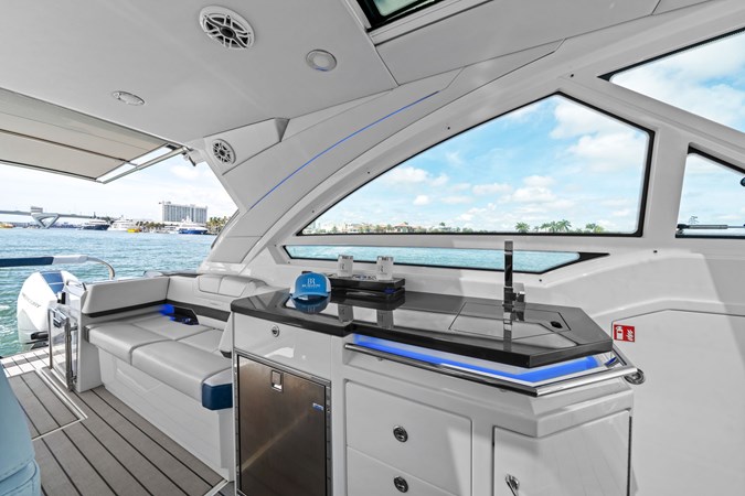 Photo of FORMULA Lady Champagne II 43'