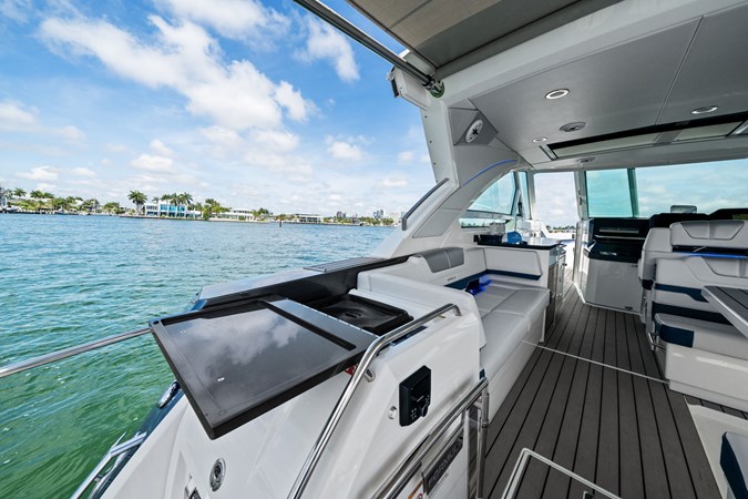Photo of FORMULA Lady Champagne II 43'