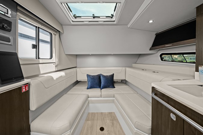 Photo of FORMULA Lady Champagne II 43'