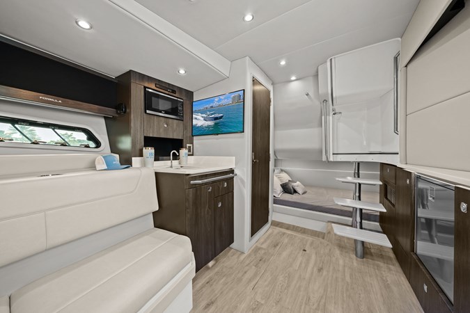 Photo of FORMULA Lady Champagne II 43'