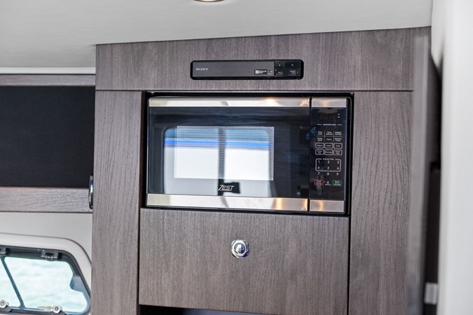 Photo of FORMULA Lady Champagne II 43'