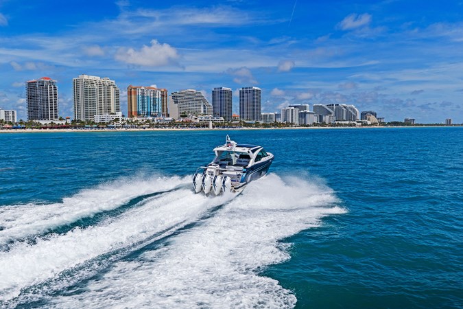 Photo of FORMULA Lady Champagne II 43'