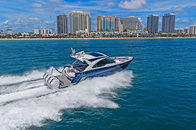 Photo of FORMULA Lady Champagne II 43'