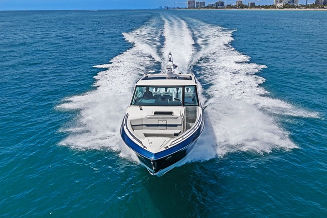 Photo of FORMULA Lady Champagne II 43'