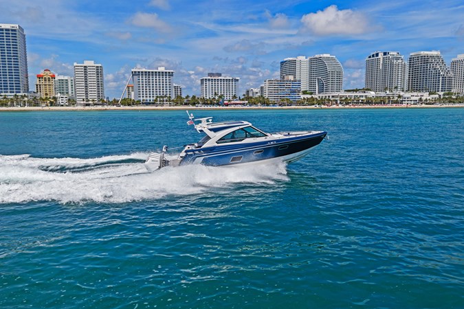 Photo of FORMULA Lady Champagne II 43'