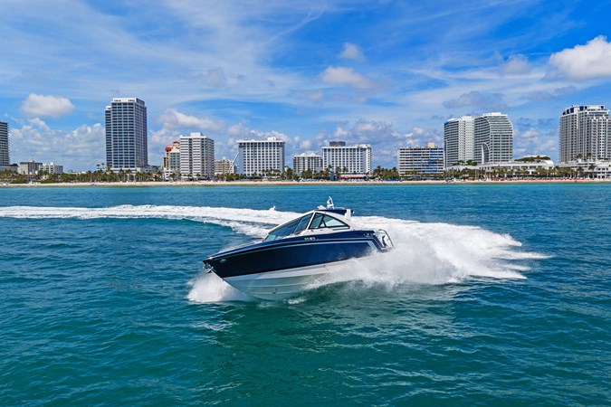 Photo of FORMULA Lady Champagne II 43'