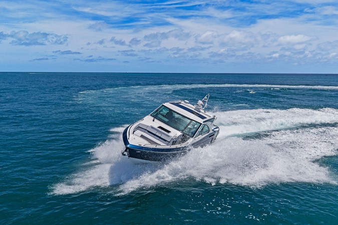 Photo of FORMULA Lady Champagne II 43'
