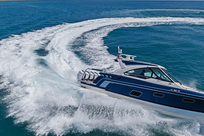 Photo of FORMULA Lady Champagne II 43'