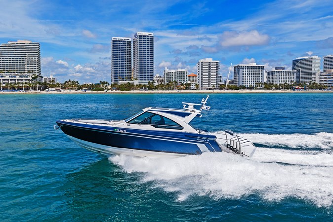 Photo of FORMULA Lady Champagne II 43'