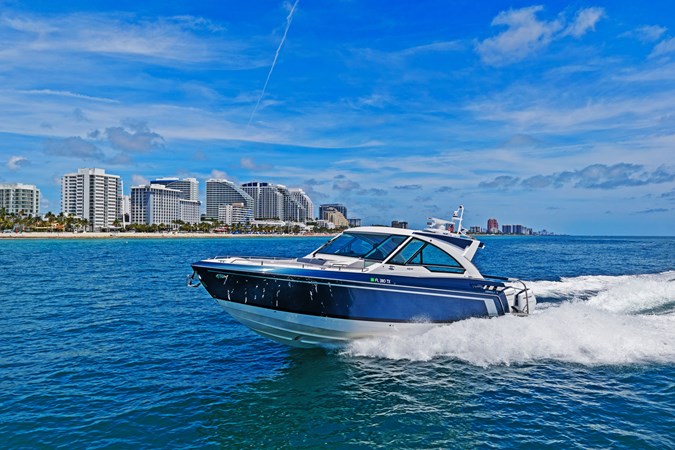 Photo of FORMULA Lady Champagne II 43'