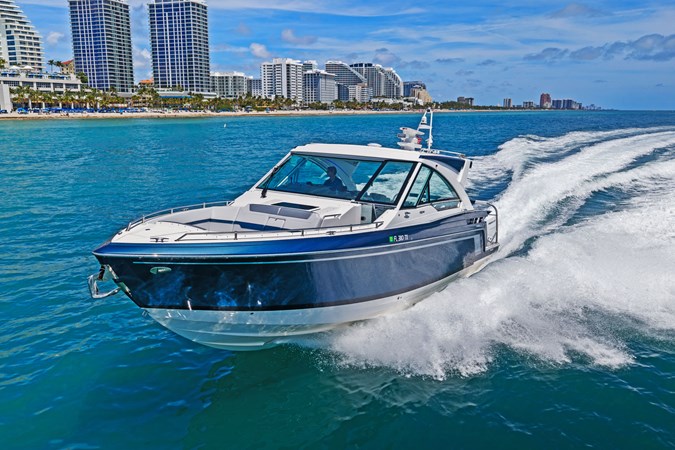 Photo of FORMULA Lady Champagne II 43'