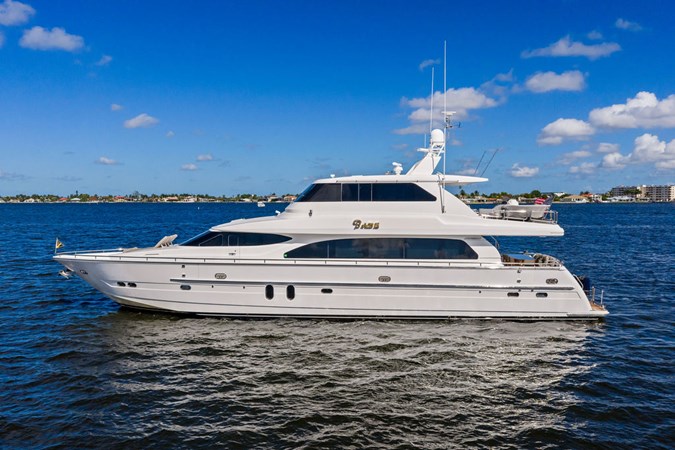 2005 &bull; Horizon Yachts &bull; 82 Skylounge &bull; Babe