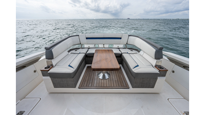 2021 TIARA YACHTS 38 LS - photo 9