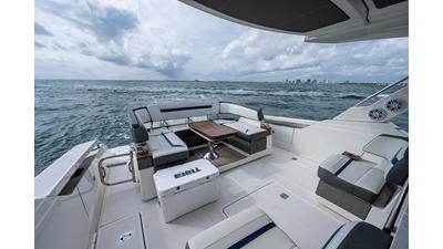 2021 TIARA YACHTS 38 LS - photo 10