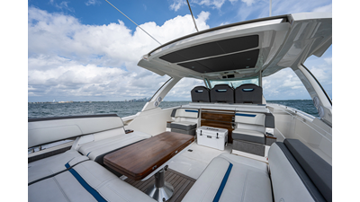 2021 TIARA YACHTS 38 LS - photo 11