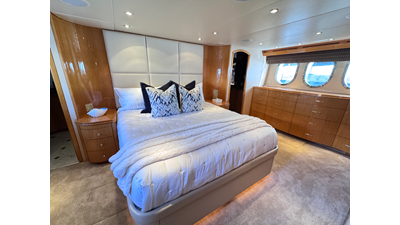 2006 HATTERAS 80 Motor Yacht Skylounge - photo 34