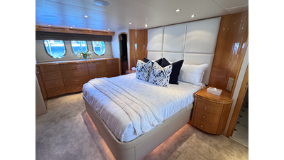 2006 HATTERAS 80 Motor Yacht Skylounge - photo 35