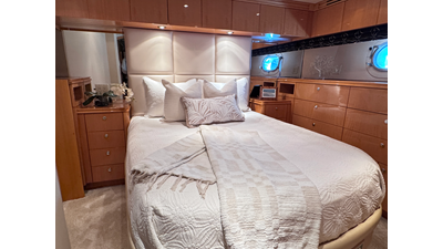 2006 HATTERAS 80 Motor Yacht Skylounge - photo 40
