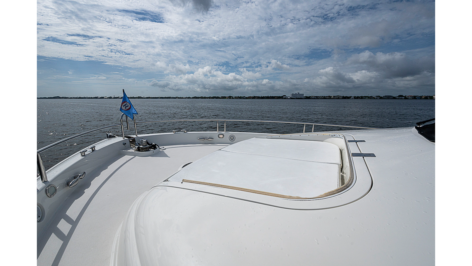 2004 LAZZARA YACHTS 80 Flybridge Motor Yacht — photograph 3