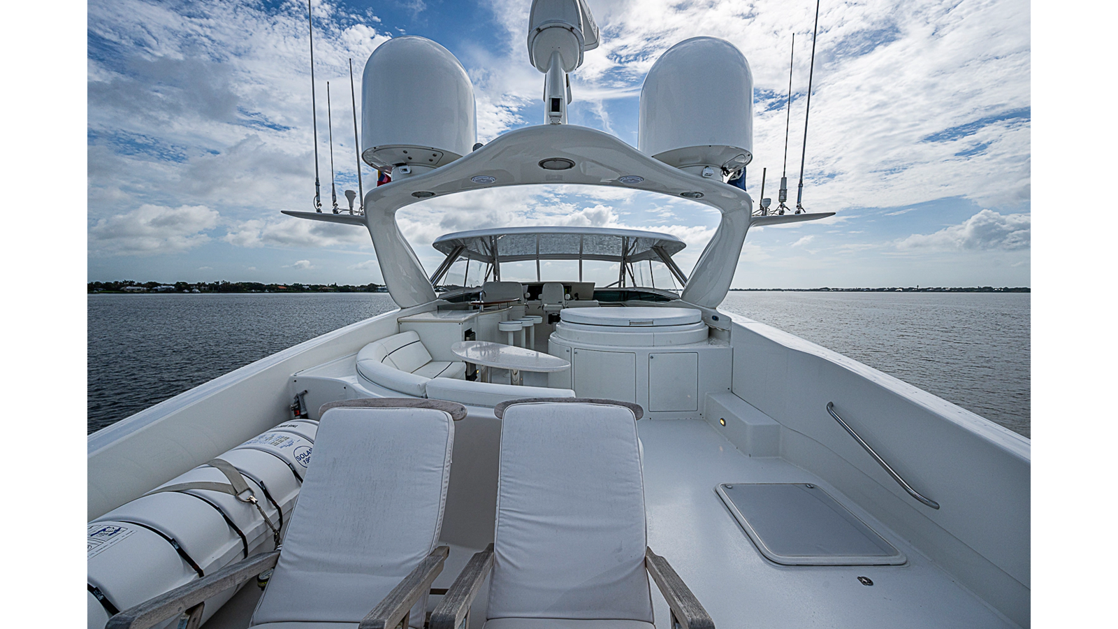2004 LAZZARA YACHTS 80 Flybridge Motor Yacht — photograph 4