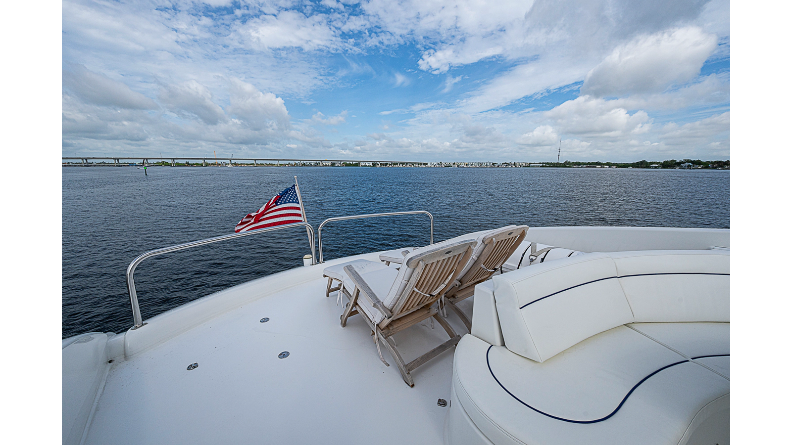 2004 LAZZARA YACHTS 80 Flybridge Motor Yacht — photograph 5