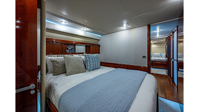 2004  80 Flybridge Motor Yacht - photo 30