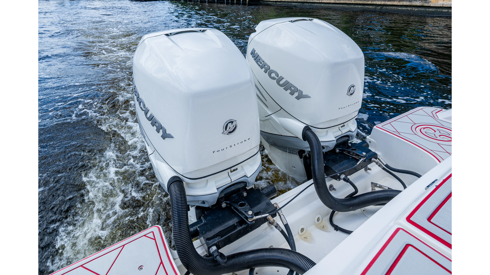 DARE TO DREAM'S SIDECHICK — 2018 Boston Whaler 330 — fotoğraf 4
