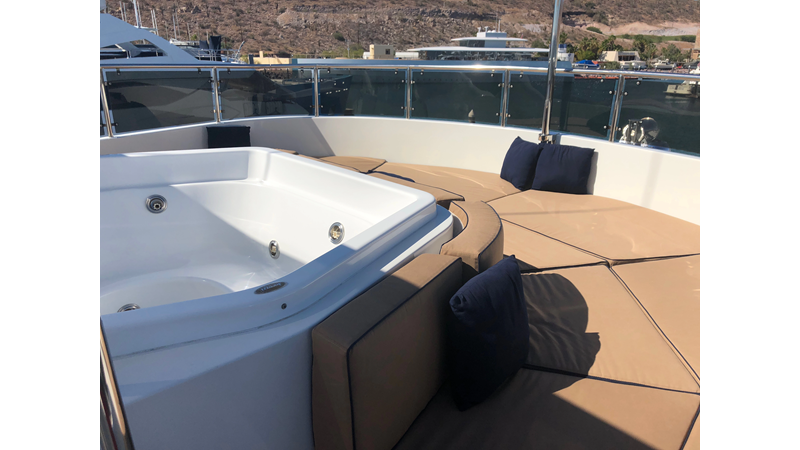2004 BENETTI YACHTS Cockpit