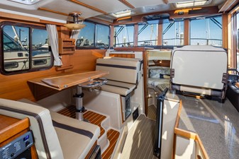 2018 RANGER TUGS 31 Sedan - photo 2