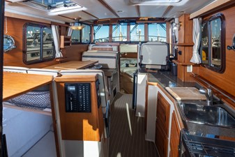 2018 RANGER TUGS 31 Sedan - photo 4