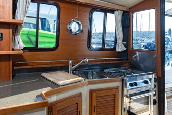 2018 RANGER TUGS 31 Sedan - photo 5
