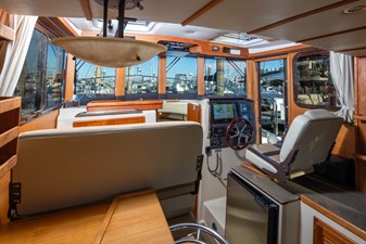 2018 RANGER TUGS 31 Sedan - photo 13