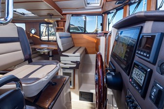 2018 RANGER TUGS 31 Sedan - photo 17