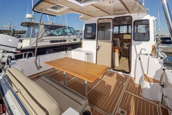 2018 RANGER TUGS 31 Sedan - photo 21