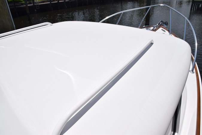 Forward deckhouse safety railings