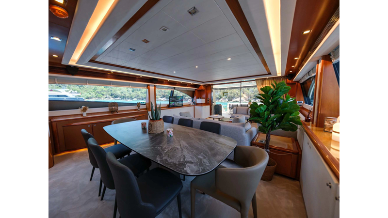 2006 FERRETTI YACHTS 881