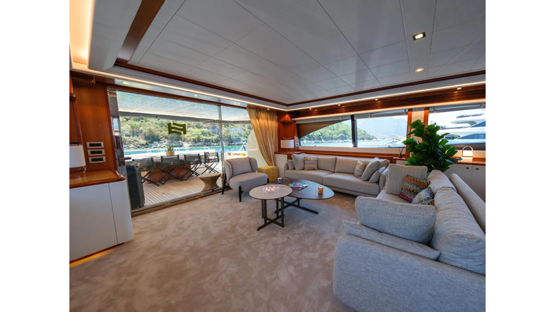 2006 FERRETTI YACHTS 881